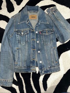 NWOT- Levi's Blue Denim Trucker Jacket XS